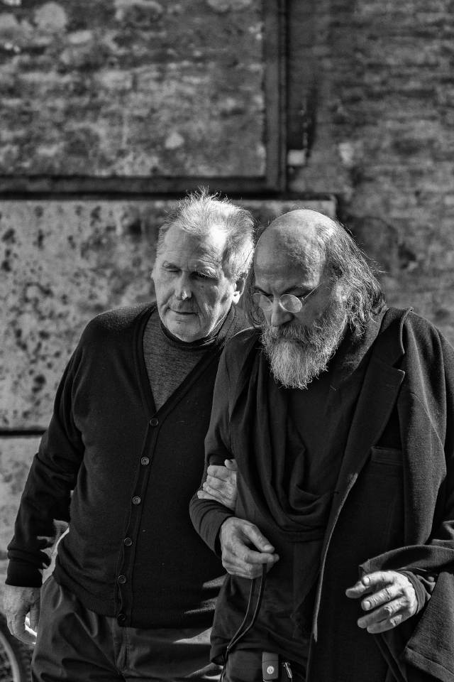 Уличный портрет двух очень пожилых мужчин