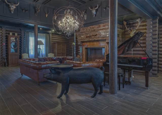 J[Охотничий зал в загородном клубе. Интерьерная фотография]