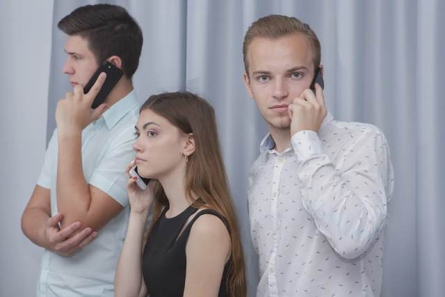 Вид на Пражский Град на экране смартфона